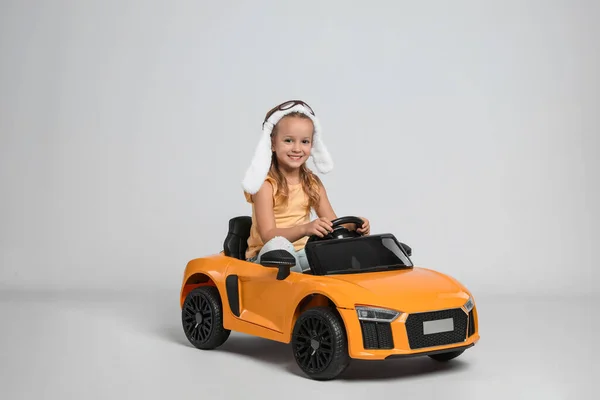 Cute Little Girl Kapeluszu Pilota Jazdy Samochód Zabawki Dla Dzieci — Zdjęcie stockowe