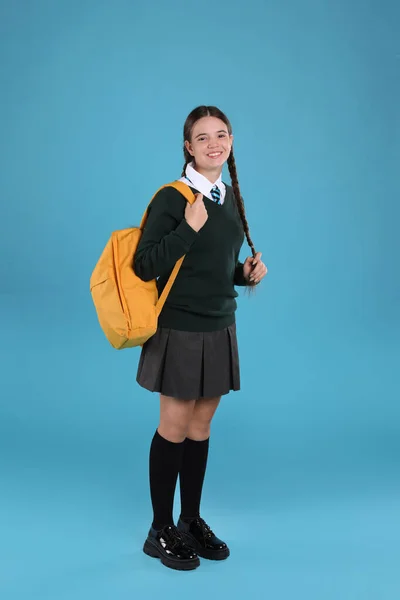 Adolescente Uniforme Escolar Con Mochila Sobre Fondo Azul Claro —  Fotos de Stock
