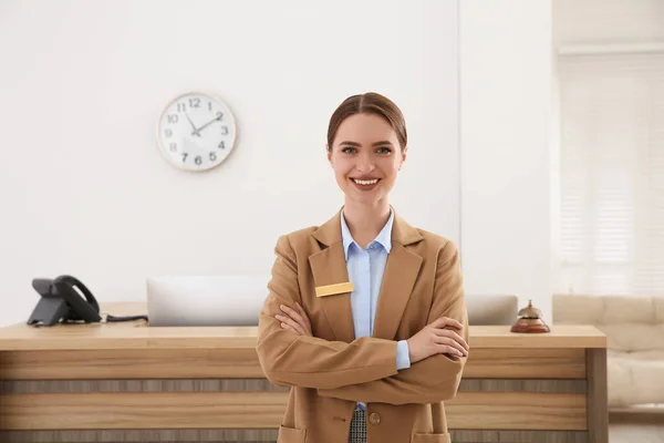 Porträt Der Schönen Empfangsdame Der Nähe Des Schalters Hotel — Stockfoto