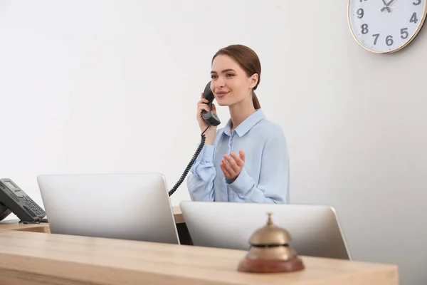 Beautiful Receptionist Talking Phone Counter Hotel — Stock Photo, Image