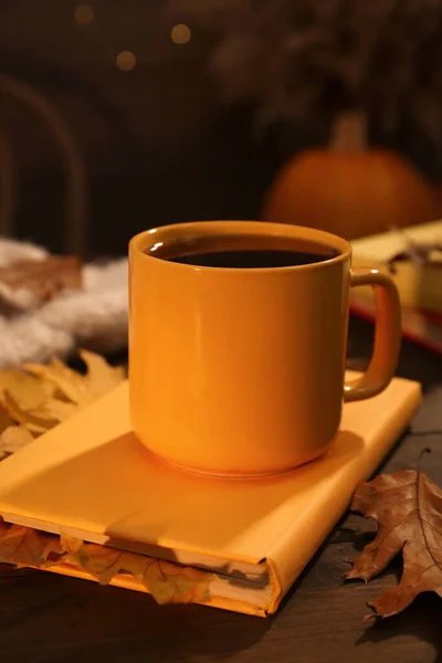 Tazza Aromatico Libro Foglie Autunnali Sul Tavolo Legno Chiuso Primo — Foto Stock