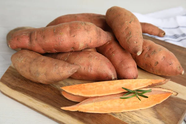 Träskiva Med Skärning Och Hel Sötpotatis Vitt Bord Närbild — Stockfoto