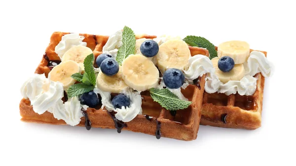 Deliciosos Waffles Belgas Com Mirtilo Banana Chantilly Molho Chocolate Isolado — Fotografia de Stock