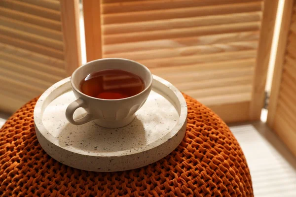 Tablett Mit Tasse Tee Auf Bequemem Hocker Zimmer Platz Für — Stockfoto