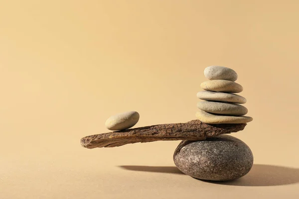 Piedras Con Rama Árbol Sobre Fondo Beige Concepto Armonía Equilibrio — Foto de Stock