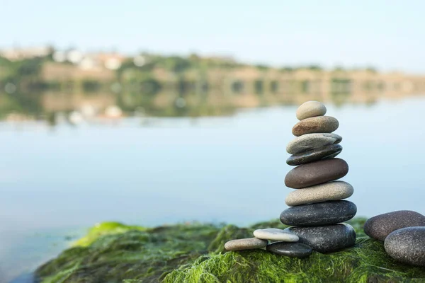 Steinstapel Auf Algen Flussnähe Platz Für Text Harmonie Und Ausgewogenheit — Stockfoto