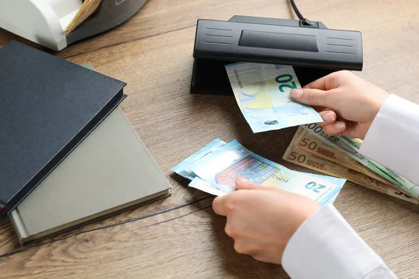 Kvinna Kontrollera Eurosedlar Med Valuta Detektor Vid Träbord Närbild Utrustning — Stockfoto