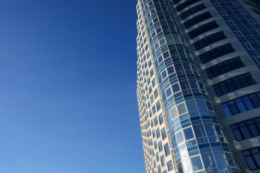 Güneşli bir günde, mavi gökyüzüne karşı güzel bir gökdelen.