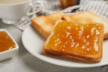 Lezzetli portakal reçelli tost ve masada kızarmış ekmek, yakın plan.