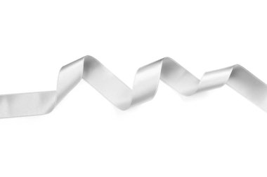 Beyaz arkaplanda gümüş saten kurdele, üst görünüm