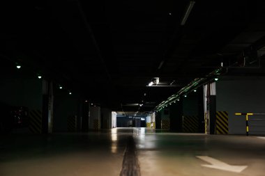 Geceleri karanlık modern araba otoparkı.