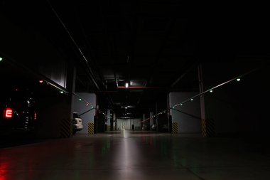 Geceleri arabalı modern otopark.