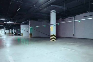 Geceleri arabalı modern otopark.