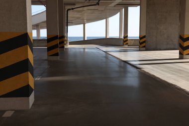 Güneşli bir günde boş açık araba otoparkı