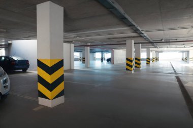 Güneşli bir günde arabalarla açık otopark