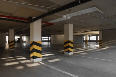 Güneşli bir günde arabalı açık otopark