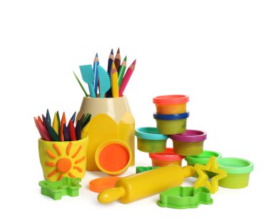 Beyaz arkaplanda parlak oyun hamuru araçları ve renkli kalemler