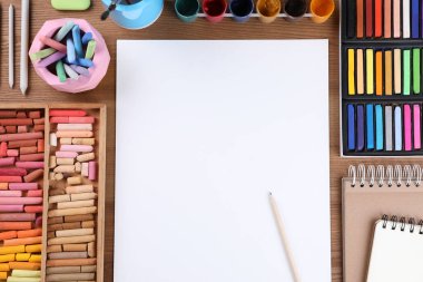 Boş kağıt, renkli tebeşirle boyanmış pasteller ve diğer çizim araçları tahta masa üzerinde, düz yatıyordu. Modern sanatçının çalışma yeri
