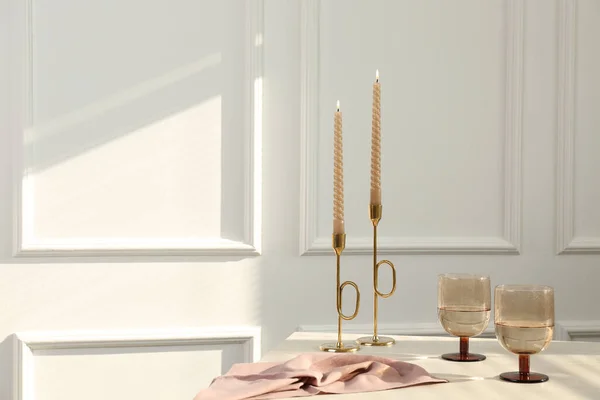 Weingläser Neben Brennenden Kerzen Auf Weißem Tisch Drinnen Platz Für — Stockfoto