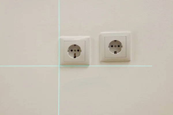 Using Cross Line Laser Level Accurate Installation Outlet White Wall — Stock Photo, Image