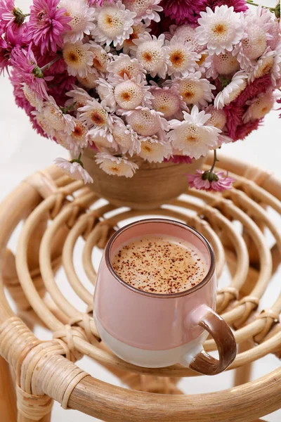 一杯新鲜咖啡和木制看台上美丽的花束 早上好 — 图库照片