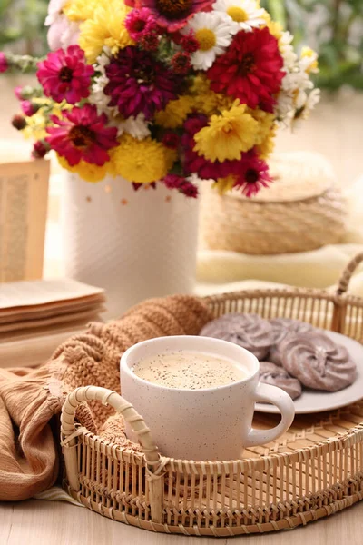 一杯热咖啡 美味的饼干 木制桌子上美丽的花束 — 图库照片