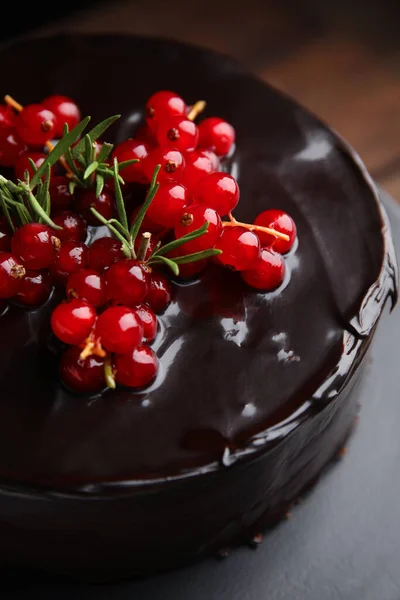 Smaklig Hemlagad Chokladkaka Med Bär Och Rosmarin Bordet Närbild — Stockfoto