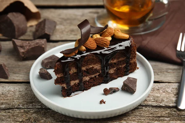 Кусок Вкусного Домашнего Шоколадного Торта Орехами Деревянном Столе — стоковое фото