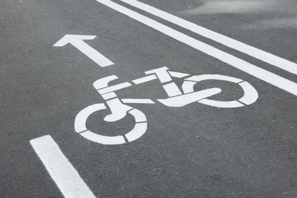 Carril Bici Con Signo Flecha Apuntando Dirección Sobre Asfalto Primer —  Fotos de Stock