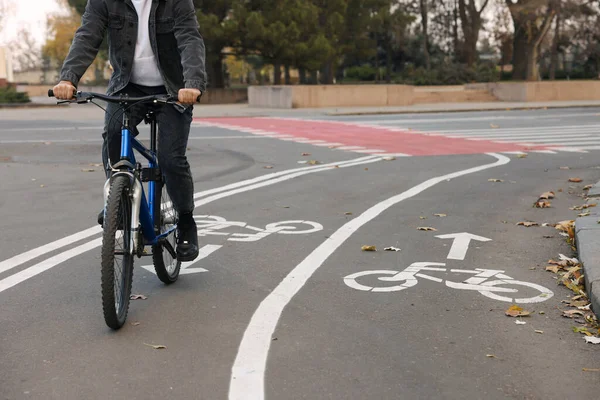 Uomo Bicicletta Sulla Corsia Città Primo Piano — Foto Stock