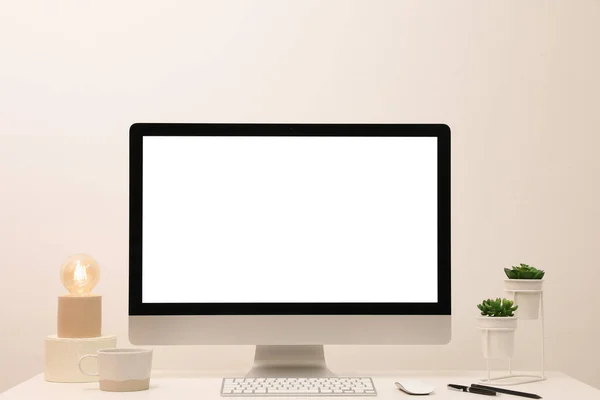 Cómodo Lugar Trabajo Con Pantalla Computadora Blanco Escritorio Cerca Pared — Foto de Stock