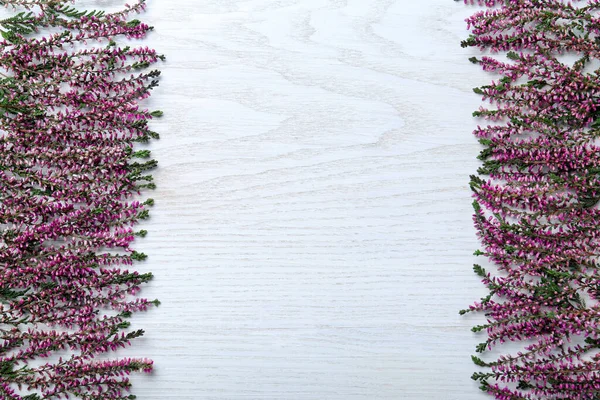 Heidekrautzweige Mit Schönen Blüten Auf Weißem Holztisch Flach Gelegt Raum — Stockfoto