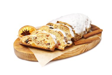 Beyaz arka planda krema şekerli geleneksel Noel Stollen