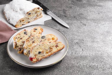 Geleneksel Noel Stollen Gri masa üzerinde krema şekeri, metin için boşluk