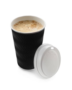 Paket kâğıt bardakta Aromatik kahve ve beyaz arka planda kapak