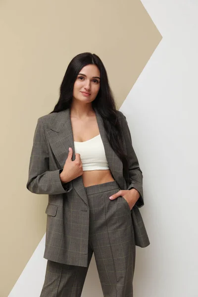 Hermosa Mujer Traje Formal Sobre Fondo Color Traje Negocios — Foto de Stock