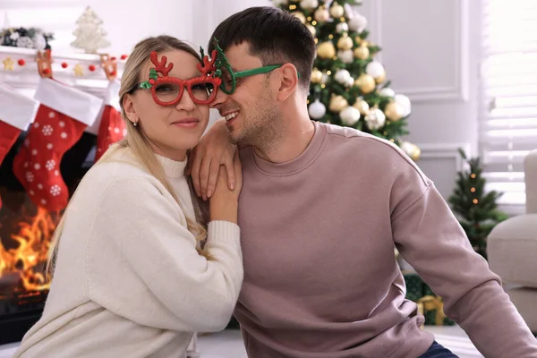 Preciosa Pareja Con Gafas Fiesta Habitación Decorada Para Navidad — Foto de Stock