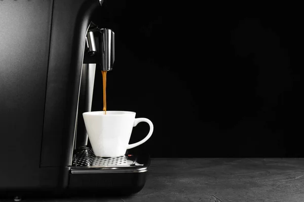 Modern Espresso Makinesi Siyah Arka Plana Karşı Gri Masaya Kahve — Stok fotoğraf