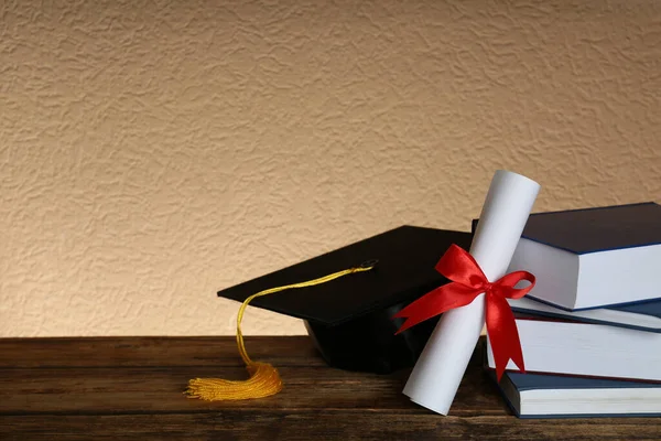 Sombrero Graduación Libros Diploma Mesa Madera Espacio Para Texto —  Fotos de Stock