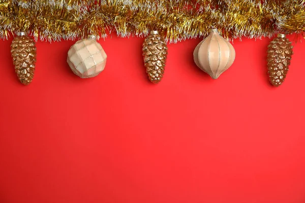 Λαμπερό Χρυσό Στολίδι Και Χριστουγεννιάτικα Στολίδια Κόκκινο Φόντο Επίπεδη Lay — Φωτογραφία Αρχείου