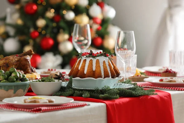 Святкова Вечеря Смачною Їжею Столі Приміщенні Святкування Різдва — стокове фото
