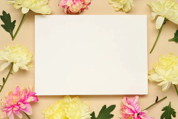 Όμορφα Χρυσάνθεμα Φύλλα Και Λευκή Κάρτα Μπεζ Φόντο Επίπεδη Lay — Φωτογραφία Αρχείου
