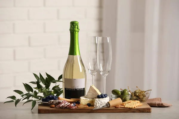 Garrafa Vinho Branco Copos Deliciosos Lanches Mesa Cinza Dentro Casa — Fotografia de Stock