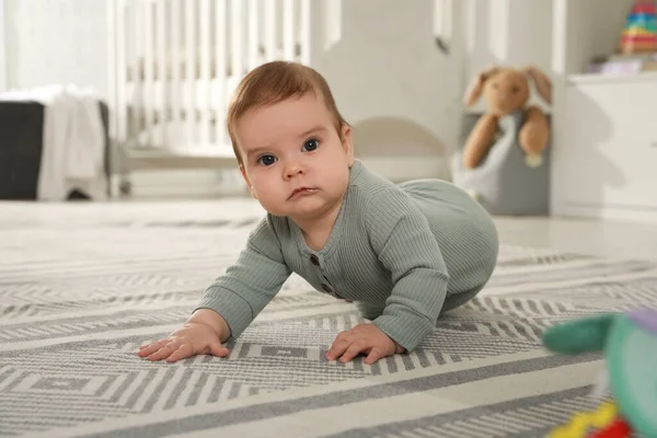 可爱的婴儿爬地板在家里 — 图库照片