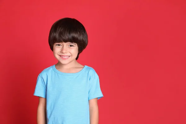 Portret Van Schattig Jongetje Rode Achtergrond Ruimte Voor Tekst — Stockfoto