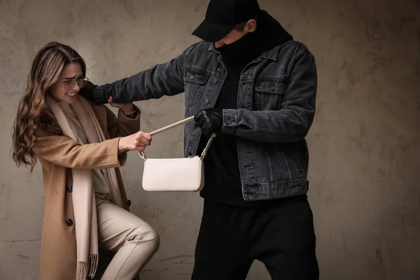 Een Vrouw Die Vecht Met Een Dief Terwijl Hij Haar — Stockfoto