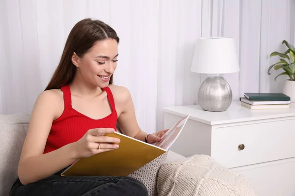 Mujer Joven Leyendo Revista Moda Casa — Foto de Stock