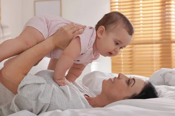 Mulher Feliz Com Seu Bebê Cama Casa — Fotografia de Stock