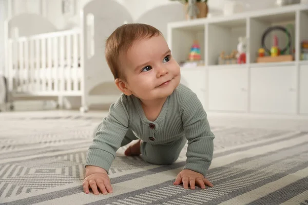 Lindo Bebé Arrastrándose Suelo Casa — Foto de Stock