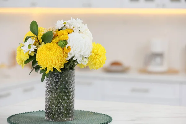 Букет Красивых Цветков Хризантемы Столе Кухне Место Текста — стоковое фото
